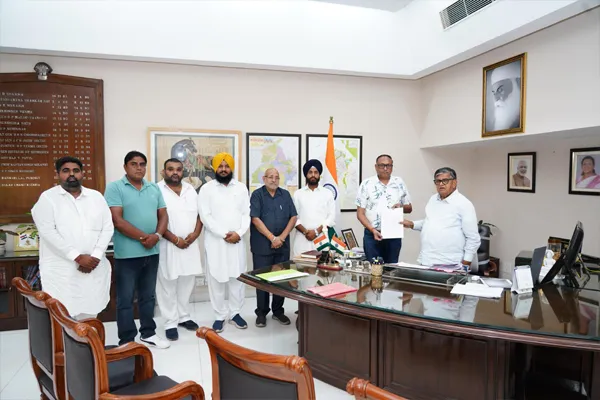 पेपर मिल से फैल रहे प्रदूषण का मुद्दा राज्यपाल के समक्ष उठाया