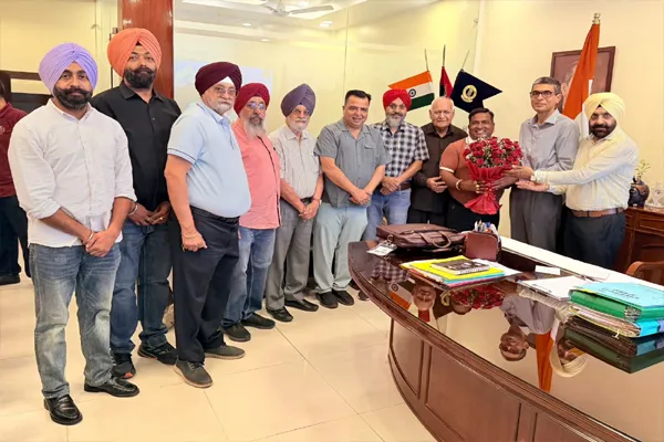 जालंधर के नए पुलिस कमिश्नर सतिंदर सिंह से मिले मॉडल टाउन के व्यापारी, शहर की सुरक्षा और कानून-व्यवस्था मजबूत करने पर दिया जोर जालंधर के नए पुलिस कमिश्नर सतिंदर सिंह से मिले मॉडल टाउन के व्यापारी, शहर की सुरक्षा और कानून-व्यवस्था मजबूत करने पर दिया जोर