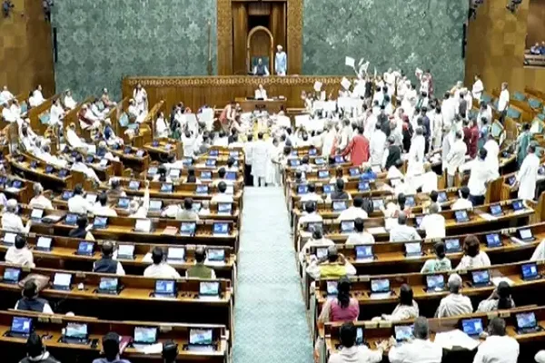 पेपर लीक-चढ़ावा चोरी पर लोकसभा में भारी हंगामा, सत्ता पक्ष और विपक्ष के सदस्यों के बीच तीखी नोकझोंक पेपर लीक-चढ़ावा चोरी पर लोकसभा में भारी हंगामा, सत्ता पक्ष और विपक्ष के सदस्यों के बीच तीखी नोकझोंक