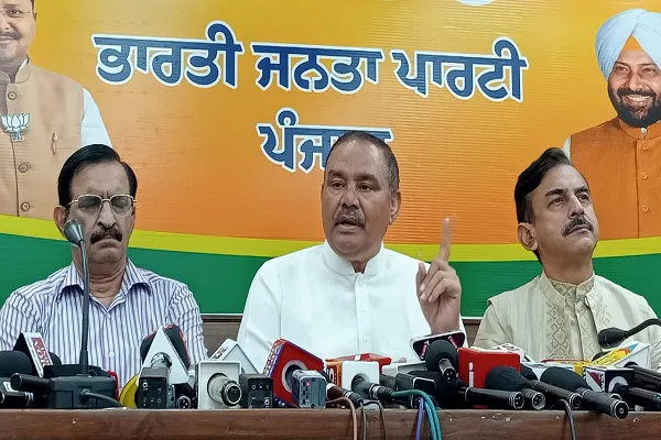 बेअदबी और बहबल कलां मामले में साढ़े चार वर्षों में न्याय दिलाने में विफल रही आप सरकार : विजय सांपला बेअदबी और बहबल कलां मामले में साढ़े चार वर्षों में न्याय दिलाने में विफल रही आप सरकार : विजय सांपला