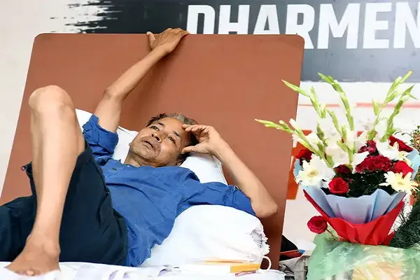 दिल्ली हाईकोर्ट ने सोनम वांगचुक को मेदांता शिफ्ट करने से किया इनकार, डाक्टरों के फैसले को बताया अंतिम निर्णय दिल्ली हाईकोर्ट ने सोनम वांगचुक को मेदांता शिफ्ट करने से किया इनकार, डाक्टरों के फैसले को बताया अंतिम निर्णय