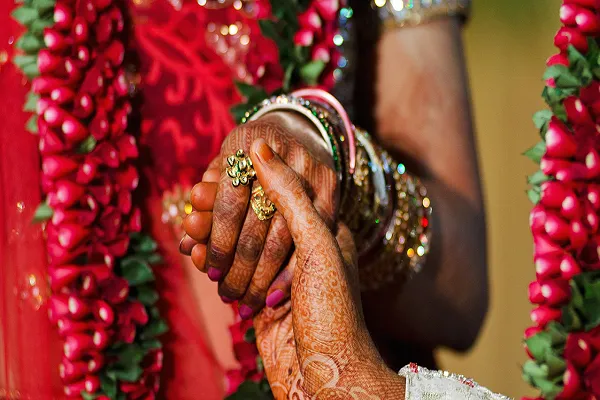 शादी के बाद पता चला पत्नी किन्नर है, पति का दावा- अलग होने के लिए मांग रही 6 लाख रुपये शादी के बाद पता चला पत्नी किन्नर है, पति का दावा- अलग होने के लिए मांग रही 6 लाख रुपये