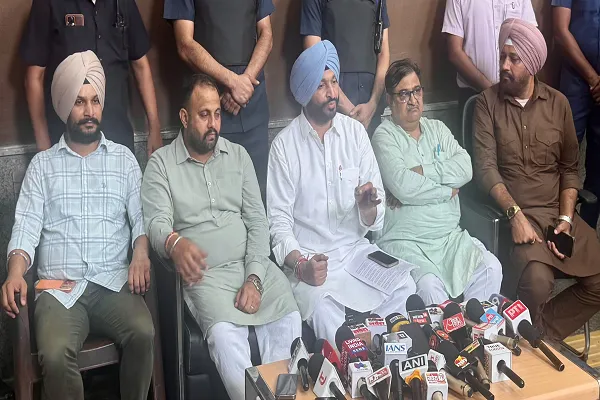 ‘सतलुज’ फिल्म को ओटीटी प्लेटफॉर्म से हटाने में भाजपा की कोई भूमिका नहीं; लगाए जा रहे आरोप पूरी तरह निराधार और भ्रामक : सरदार रवनीत सिंह ‘सतलुज’ फिल्म को ओटीटी प्लेटफॉर्म से हटाने में भाजपा की कोई भूमिका नहीं; लगाए जा रहे आरोप पूरी तरह निराधार और भ्रामक : सरदार रवनीत सिंह