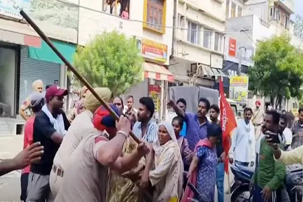पंजाब आज बंद, सफाईकर्मियों पर लाठीचार्ज के विरोध में वाल्मीकि समाज का प्रदर्शन, जालंधर के स्कूलों में छुट्टी पंजाब आज बंद, सफाईकर्मियों पर लाठीचार्ज के विरोध में वाल्मीकि समाज का प्रदर्शन, जालंधर के स्कूलों में छुट्टी