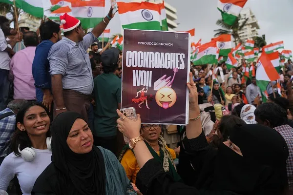 कॉकरोच प्रोटेस्ट में शामिल प्रदर्शनकारियों को बड़ी राहत, नहीं होगी आपराधिक कार्रवाई; दिल्ली सरकार वापस लेगी FIR कॉकरोच प्रोटेस्ट में शामिल प्रदर्शनकारियों को बड़ी राहत, नहीं होगी आपराधिक कार्रवाई; दिल्ली सरकार वापस लेगी FIR