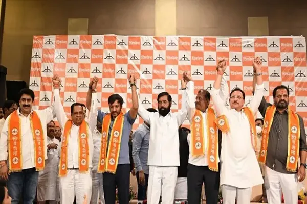 उद्धव ठाकरे को लगा सबसे बड़ा झटका, लोकसभा स्पीकर ने 6 बागी सांसदों के शिवसेना में विलय को दी मंजूरी उद्धव ठाकरे को लगा सबसे बड़ा झटका, लोकसभा स्पीकर ने 6 बागी सांसदों के शिवसेना में विलय को दी मंजूरी
