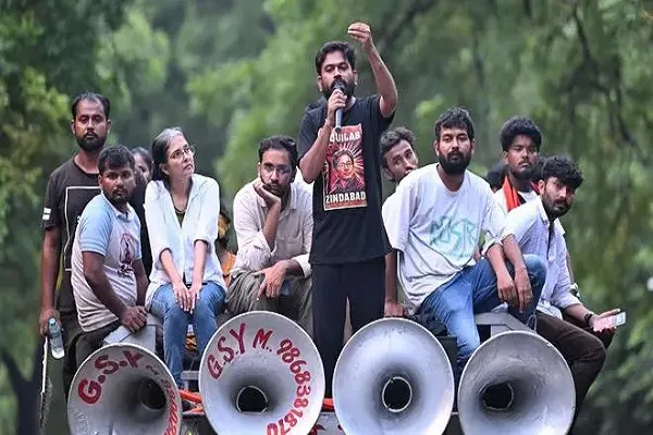 सभी अपने-अपने घर जाएं; सरकार के मांगें मानते ही कॉकरोच पार्टी के नेताओं ने प्रदर्शनकारियों से की अपील सभी अपने-अपने घर जाएं; सरकार के मांगें मानते ही कॉकरोच पार्टी के नेताओं ने प्रदर्शनकारियों से की अपील