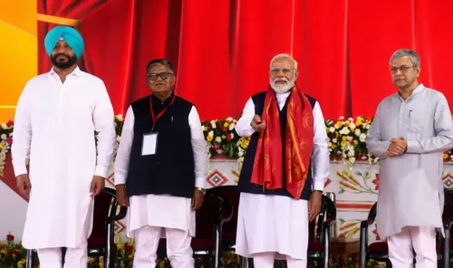 जालंधर में PM मोदी ने 5470 करोड़ की परियोजनाओं का किया उद्घाटन, 2 ट्रेनों को दिखाई हरी झंडी; हरी पगड़ी में आए नजर जालंधर में PM मोदी ने 5470 करोड़ की परियोजनाओं का किया उद्घाटन, 2 ट्रेनों को दिखाई हरी झंडी; हरी पगड़ी में आए नजर