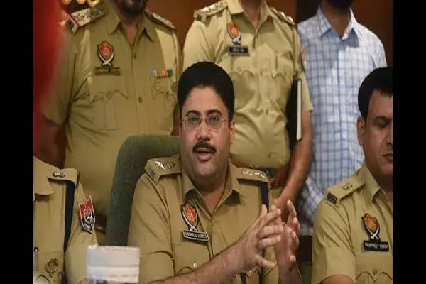 मोहाली में शर्मनाक वारदात: युवती से छेड़छाड़, परिवार पर कार चढ़ाने की कोशिश; पंजाब पुलिस के दो कांस्टेबल गिरफ्तार मोहाली में शर्मनाक वारदात: युवती से छेड़छाड़, परिवार पर कार चढ़ाने की कोशिश; पंजाब पुलिस के दो कांस्टेबल गिरफ्तार
