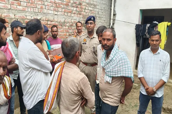 आजमगढ़ में दोहरा हत्याकांड: सोते समय दादा और पोते की कुल्हाड़ी से काटकर निर्मम हत्या, इलाके में हड़कंप आजमगढ़ में दोहरा हत्याकांड: सोते समय दादा और पोते की कुल्हाड़ी से काटकर निर्मम हत्या, इलाके में हड़कंप