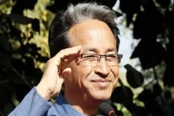 सोनम वांगचुक के समर्थन में उतरे फिल्मी सितारे; जीनत अमान और ओमी वैद्य ने सरकार से की बातचीत की अपील सोनम वांगचुक के समर्थन में उतरे फिल्मी सितारे; जीनत अमान और ओमी वैद्य ने सरकार से की बातचीत की अपील
