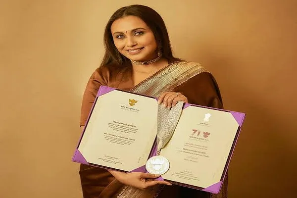 रानी मुखर्जी को मिलेगा मानद डॉक्टरेट, बोलीं- ‘सिनेमा मेरी जिंदगी का सबसे बड़ा शिक्षक रहा है’ रानी मुखर्जी को मिलेगा मानद डॉक्टरेट, बोलीं- ‘सिनेमा मेरी जिंदगी का सबसे बड़ा शिक्षक रहा है’