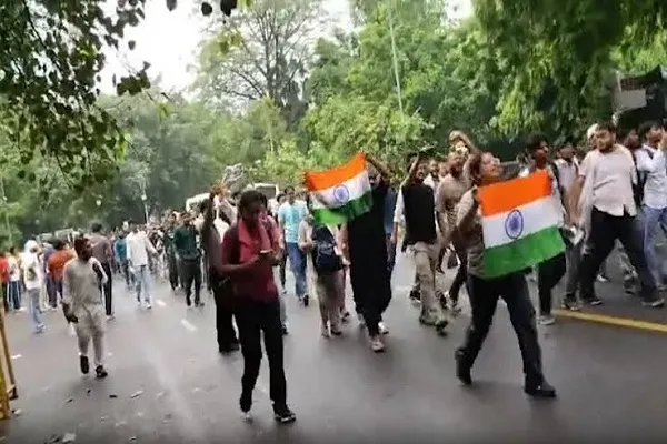 दिल्ली के जंतर-मंतर पर विरोध प्रदर्शन के दौरान तनाव, पुलिस ने बैरिकेड्स लगाए दिल्ली के जंतर-मंतर पर विरोध प्रदर्शन के दौरान तनाव, पुलिस ने बैरिकेड्स लगाए