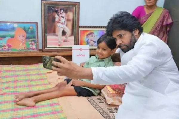 ‘तुम्हारी मुस्कान हमेशा दिल में रहेगी’, दुर्लभ बीमारी से जूझ रहे फैन के निधन पर पवन कल्याण ने दी श्रद्धांजलि ‘तुम्हारी मुस्कान हमेशा दिल में रहेगी’, दुर्लभ बीमारी से जूझ रहे फैन के निधन पर पवन कल्याण ने दी श्रद्धांजलि