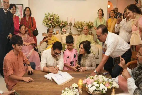 61 साल के आमिर खान ने रचाई तीसरी शादी, कपल का वेडिंग लुक आया सामने 61 साल के आमिर खान ने रचाई तीसरी शादी, कपल का वेडिंग लुक आया सामने