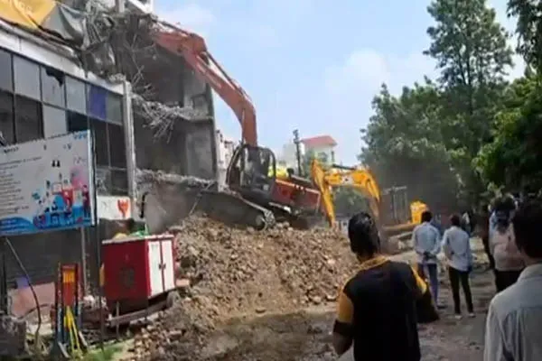 अलीगंज अग्निकांड: 15 लोगों की जान लेने वाली इमारत पर चला बुलडोजर, LDA ने शुरू कराया ध्वस्तीकरण अलीगंज अग्निकांड: 15 लोगों की जान लेने वाली इमारत पर चला बुलडोजर, LDA ने शुरू कराया ध्वस्तीकरण