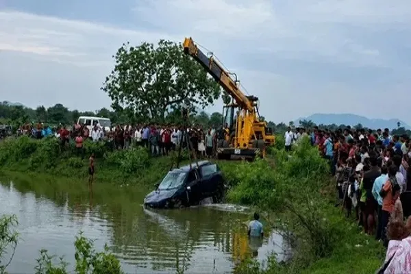 खुशियां मातम में बदलीं! शादी से लौट रहे 7 दोस्तों की कार तालाब में गिरी, 5 युवकों की मौत-2 घायल खुशियां मातम में बदलीं! शादी से लौट रहे 7 दोस्तों की कार तालाब में गिरी, 5 युवकों की मौत-2 घायल