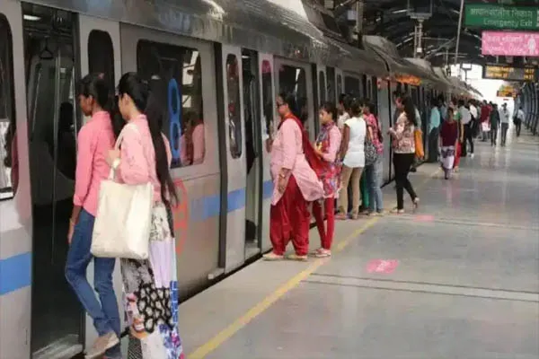 दिल्ली में आज भी बंद रहेंगे 17 प्रमुख मेट्रो स्टेशन, जान लें कहां मिलेगी एंट्री और कहां फंसेगा रास्ता दिल्ली में आज भी बंद रहेंगे 17 प्रमुख मेट्रो स्टेशन, जान लें कहां मिलेगी एंट्री और कहां फंसेगा रास्ता