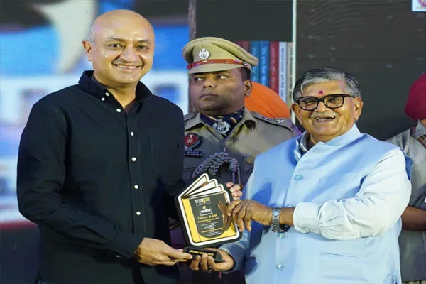 राज्यपाल कटारिया ने करण गिल्होत्रा को ‘आउटस्टैंडिंग फ़िलन्थ्रॉपिस्ट अवार्ड’ से किया सम्मानित राज्यपाल कटारिया ने करण गिल्होत्रा को ‘आउटस्टैंडिंग फ़िलन्थ्रॉपिस्ट अवार्ड’ से किया सम्मानित