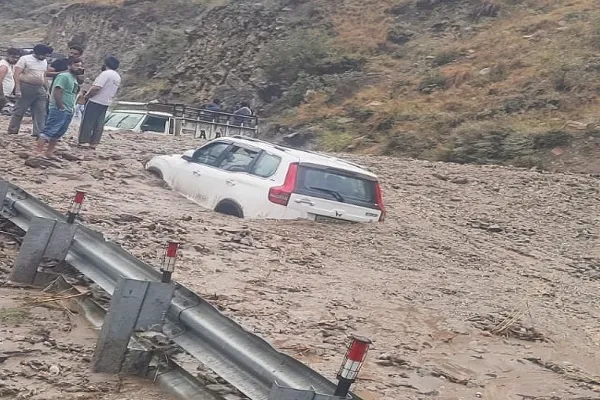 NH-5 बंद, कई वाहन क्षतिग्रस्त, सड़कों पर लंबा जाम… हिमाचल के किन्नौर में भारी बारिश से तबाही NH-5 बंद, कई वाहन क्षतिग्रस्त, सड़कों पर लंबा जाम… हिमाचल के किन्नौर में भारी बारिश से तबाही