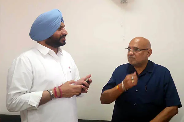 श्री आनंदपुर साहिब और अमृतसर को रेल लिंक से जोड़ने की मांग, खन्ना ने रेल राज्य मंत्री रवनीत बिट्टू से की विशेष मुलाकात श्री आनंदपुर साहिब और अमृतसर को रेल लिंक से जोड़ने की मांग, खन्ना ने रेल राज्य मंत्री रवनीत बिट्टू से की विशेष मुलाकात