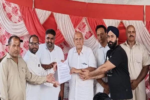 सहारा एवं पर्ल कंपनियों के पीड़ित निवेशकों को न्याय दिलाने के लिए केंद्र सरकार करे ठोस कार्रवाई: खन्ना सहारा एवं पर्ल कंपनियों के पीड़ित निवेशकों को न्याय दिलाने के लिए केंद्र सरकार करे ठोस कार्रवाई: खन्ना