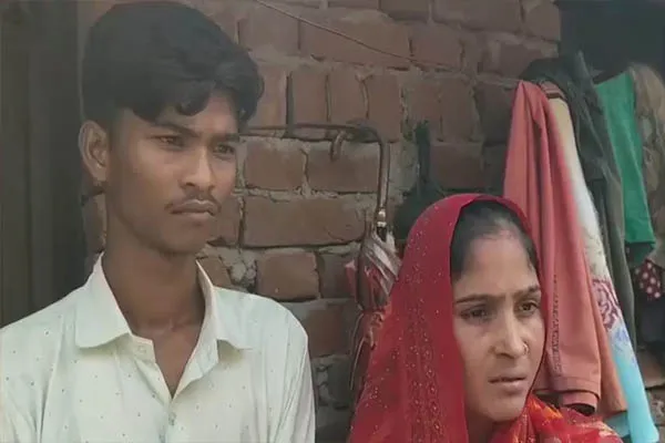 850 KM दूर प्रेमी के प्यार में पड़ी 3 बच्चों की मां, बिहार से खींची चली आई लखीमपुर; मासूम बिलखते रहे पर नहीं पिघला दिल 850 KM दूर प्रेमी के प्यार में पड़ी 3 बच्चों की मां, बिहार से खींची चली आई लखीमपुर; मासूम बिलखते रहे पर नहीं पिघला दिल
