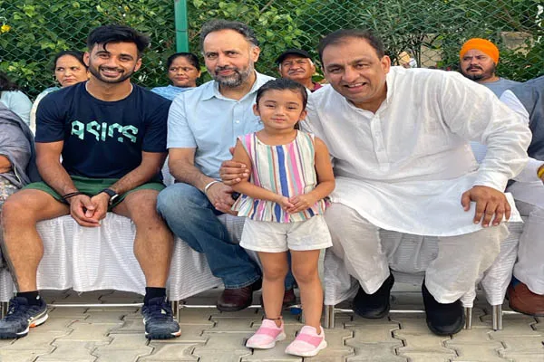 हॉकी पंजाब के अध्यक्ष नितिन कोहली ने ओलंपियन मनप्रीत सिंह का किया भव्य स्वागत हॉकी पंजाब के अध्यक्ष नितिन कोहली ने ओलंपियन मनप्रीत सिंह का किया भव्य स्वागत