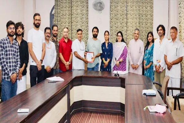 ‘बी.टेक. पानी पुरी वाली’ तापसी उपाध्याय विद्या धाम पहुंचीं, मोटापा मुक्त भारत अभियान का दिया संदेश ‘बी.टेक. पानी पुरी वाली’ तापसी उपाध्याय विद्या धाम पहुंचीं, मोटापा मुक्त भारत अभियान का दिया संदेश