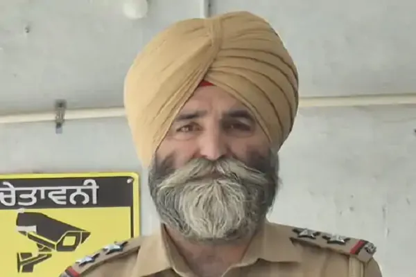 पंजाब पुलिस की वर्दी फिर हुई दागदार, सब-इंस्पेक्टर हेरोइन के साथ गिरफ्तार, PAK से आए नशे को करवाता था सप्लाई पंजाब पुलिस की वर्दी फिर हुई दागदार, सब-इंस्पेक्टर हेरोइन के साथ गिरफ्तार, PAK से आए नशे को करवाता था सप्लाई