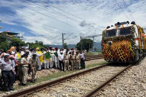 रवनीत सिंह बिट्टू ने टनकपुर-तख्त श्री हजूर साहिब को जोड़ने वाली ट्रेन को दिखाई हरी झंडी, गुरुद्वारा श्री नानकमत्ता साहिब में टेका मत्था रवनीत सिंह बिट्टू ने टनकपुर-तख्त श्री हजूर साहिब को जोड़ने वाली ट्रेन को दिखाई हरी झंडी, गुरुद्वारा श्री नानकमत्ता साहिब में टेका मत्था