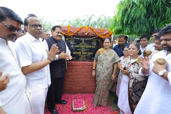 CM रेखा गुप्ता ने शालीमार बाग और पीतमपुरा क्षेत्र में विकास परियोजनाओं का किया लोकार्पण एवं निरीक्षण CM रेखा गुप्ता ने शालीमार बाग और पीतमपुरा क्षेत्र में विकास परियोजनाओं का किया लोकार्पण एवं निरीक्षण