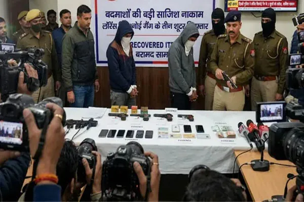 दिल्ली में लॉरेंस बिश्नोई गैंग के 3 खतरनाक शूटर गिरफ्तार, विदेशी आकाओं के इशारे पर रच रहे थे टारगेट किलिंग की साजिश दिल्ली में लॉरेंस बिश्नोई गैंग के 3 खतरनाक शूटर गिरफ्तार, विदेशी आकाओं के इशारे पर रच रहे थे टारगेट किलिंग की साजिश