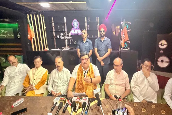 आम आदमी पार्टी व कांग्रेस ने पंजाबियो के साथ विश्वासघात किया: श्वेत मलिक आम आदमी पार्टी व कांग्रेस ने पंजाबियो के साथ विश्वासघात किया: श्वेत मलिक