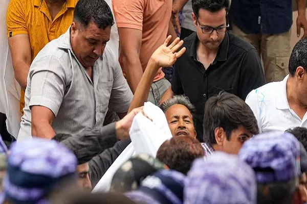 20 दिन से भूख हड़ताल पर बैठे सोनम वांगचुक को उठा ले गई दिल्ली पुलिस, अस्पताल पहुंचाया; जंतर-मंतर पर हलचल 20 दिन से भूख हड़ताल पर बैठे सोनम वांगचुक को उठा ले गई दिल्ली पुलिस, अस्पताल पहुंचाया; जंतर-मंतर पर हलचल
