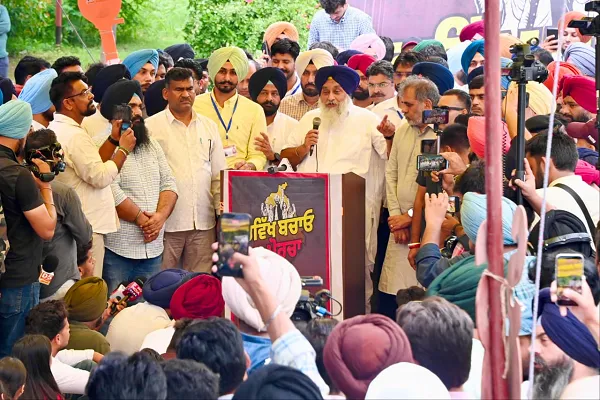 पंजाब में 10 से ज्यादा पेपर लीक के घोटालों के लिए ‘दिल्लीवालों ’ को बाहर करने का समय आ गयाः सुखबीर सिंह बादल पंजाब में 10 से ज्यादा पेपर लीक के घोटालों के लिए ‘दिल्लीवालों ’ को बाहर करने का समय आ गयाः सुखबीर सिंह बादल