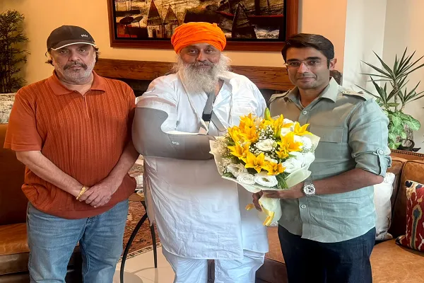 नांदेड में हुए हमले के बाद सुखबीर बादल से मिले जयवीर शेरगिल और तजिंदर बिट्टू, जाना हालचाल नांदेड में हुए हमले के बाद सुखबीर बादल से मिले जयवीर शेरगिल और तजिंदर बिट्टू, जाना हालचाल