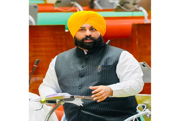 वर्ष 2022 में फर्श पर बैठकर पढ़ने को मजबूर थे विद्यार्थी, परंतु आज देश भर में स्कूली शिक्षा में अग्रणी बनकर उभरा पंजाब: हरजोत सिंह बैंस वर्ष 2022 में फर्श पर बैठकर पढ़ने को मजबूर थे विद्यार्थी, परंतु आज देश भर में स्कूली शिक्षा में अग्रणी बनकर उभरा पंजाब: हरजोत सिंह बैंस