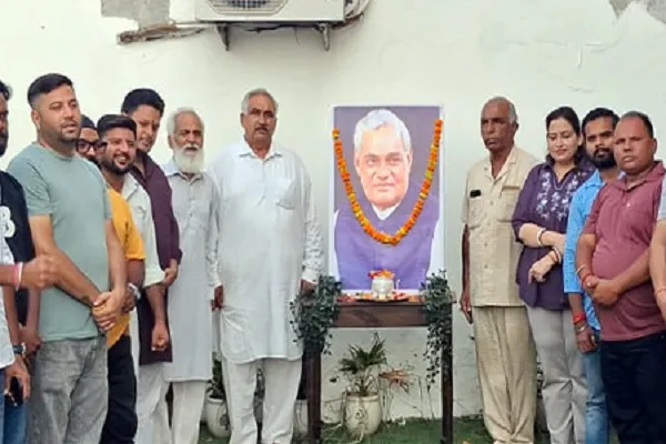 भाजपा नेताओं ने पूर्व केंद्रीय मंत्री विजय सांपला के आवास पर स्व. अटल बिहारी वाजपेयी को दी श्रद्धांजलि भाजपा नेताओं ने पूर्व केंद्रीय मंत्री विजय सांपला के आवास पर स्व. अटल बिहारी वाजपेयी को दी श्रद्धांजलि