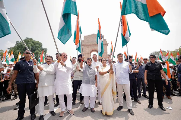 ‘वंदे मातरम्’ के उद्घोष और हाथों में लहराते तिरंगों से राष्ट्रभक्ति के रंग में रंगी राजधानी, इंडिया गेट से कर्तव्य पथ तक निकली भव्य तिरंगा यात्रा ‘वंदे मातरम्’ के उद्घोष और हाथों में लहराते तिरंगों से राष्ट्रभक्ति के रंग में रंगी राजधानी, इंडिया गेट से कर्तव्य पथ तक निकली भव्य तिरंगा यात्रा