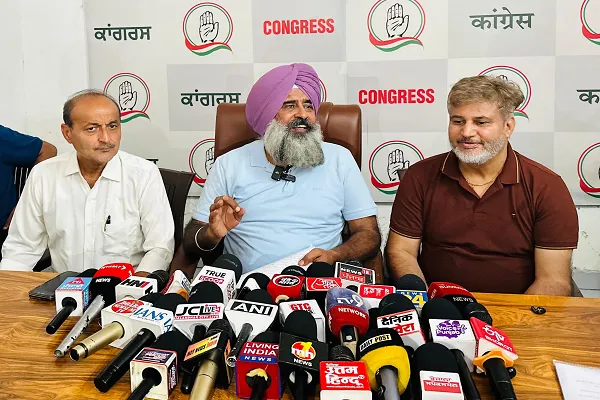 बाबा फरीद यूनिवर्सिटी में 500 करोड़ रुपए से ज्यादा के घोटाले, सीएम मान कराएं जांचः परगट सिंह बाबा फरीद यूनिवर्सिटी में 500 करोड़ रुपए से ज्यादा के घोटाले, सीएम मान कराएं जांचः परगट सिंह