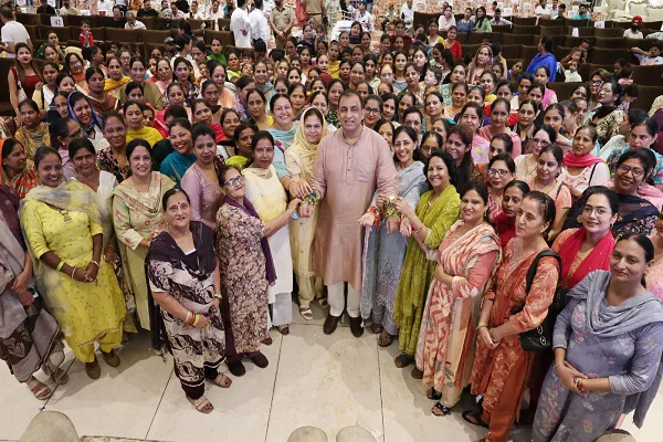 जालंधर सेंट्रल में हजारों महिलाओं ने नितिन कोहली को बांधी राखी; कोहली ने उनके विश्वास का सम्मान करने का संकल्प लिया जालंधर सेंट्रल में हजारों महिलाओं ने नितिन कोहली को बांधी राखी; कोहली ने उनके विश्वास का सम्मान करने का संकल्प लिया