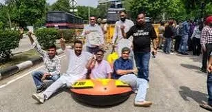बारिश के बाद जलभराव को लेकर चंडीगढ़ में AAP का प्रदर्शन, मेयर से इस्तीफा मांगा बारिश के बाद जलभराव को लेकर चंडीगढ़ में AAP का प्रदर्शन, मेयर से इस्तीफा मांगा