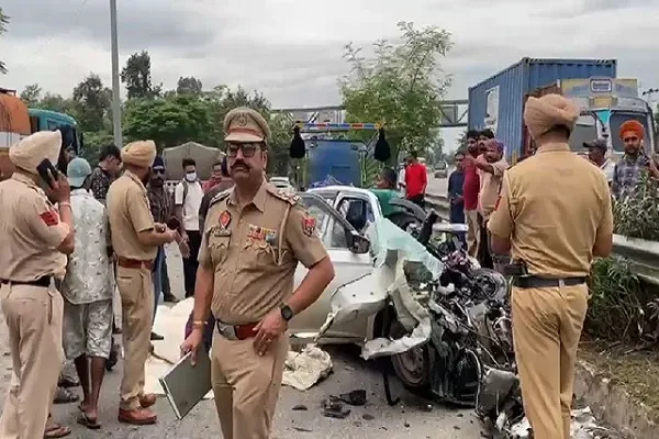 जालंधर में कार कैंटर से टकराई, 3 युवकों की मौके पर मौत; 2 शव कार में फंसे-एक सड़क पर गिरा जालंधर में कार कैंटर से टकराई, 3 युवकों की मौके पर मौत; 2 शव कार में फंसे-एक सड़क पर गिरा