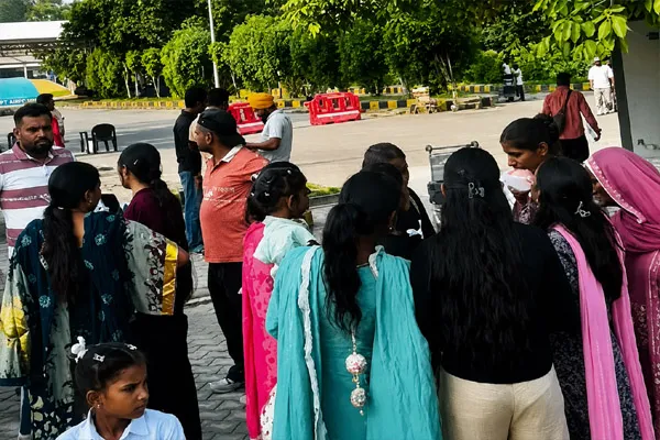 अमृतसर एयरपोर्ट पर 17 घंटे लेट हुई SpiceJet की फ्लाइट, भड़के यात्रियों ने किया हंगामा; लगाए ‘मुर्दाबाद’ के नारे अमृतसर एयरपोर्ट पर 17 घंटे लेट हुई SpiceJet की फ्लाइट, भड़के यात्रियों ने किया हंगामा; लगाए ‘मुर्दाबाद’ के नारे