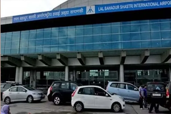 वाराणसी एयरपोर्ट पर बड़ी चूक, हथियार चेकिंग के दौरान अचानक चली गोली; दो सुरक्षाकर्मी लहूलुहान वाराणसी एयरपोर्ट पर बड़ी चूक, हथियार चेकिंग के दौरान अचानक चली गोली; दो सुरक्षाकर्मी लहूलुहान