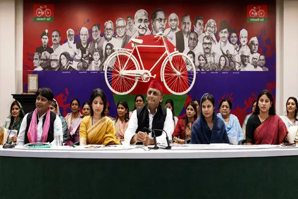 UP चुनाव से पहले अखिलेश का महिला कार्ड, महिलाओं को हर साल 40 हजार और बेटियों को लैपटॉप देने का बड़ा ऐलान UP चुनाव से पहले अखिलेश का महिला कार्ड, महिलाओं को हर साल 40 हजार और बेटियों को लैपटॉप देने का बड़ा ऐलान