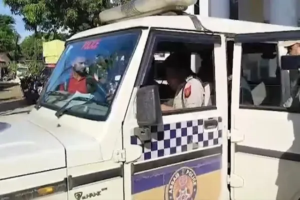 असम में नाबालिग से रेप और हत्या के मामले में 3 किशोर गिरफ्तार, फांसी की मांग को लेकर उग्र प्रदर्शन असम में नाबालिग से रेप और हत्या के मामले में 3 किशोर गिरफ्तार, फांसी की मांग को लेकर उग्र प्रदर्शन