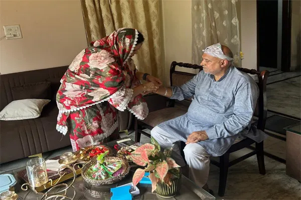 पूर्व सांसद अविनाश राय खन्ना ने मीतू विज से राखी बंधवाकर मनाया रक्षाबंधन का पर्व पूर्व सांसद अविनाश राय खन्ना ने मीतू विज से राखी बंधवाकर मनाया रक्षाबंधन का पर्व