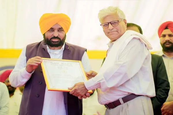 मुख्यमंत्री भगवंत मान ने वरिष्ठ पत्रकार और लेखक मेहर मलिक को स्टेट अवार्ड से सम्मानित किया मुख्यमंत्री भगवंत मान ने वरिष्ठ पत्रकार और लेखक मेहर मलिक को स्टेट अवार्ड से सम्मानित किया